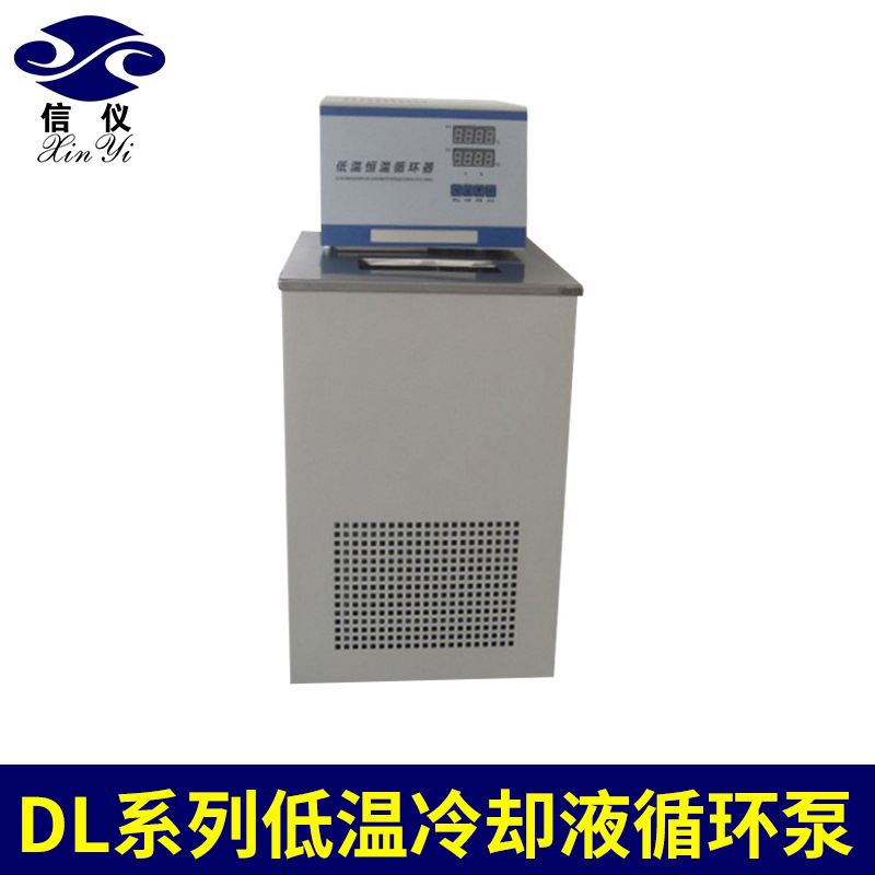 透过观察窗看见两片聚丙烯零件接缝处渗出细密的晶状体