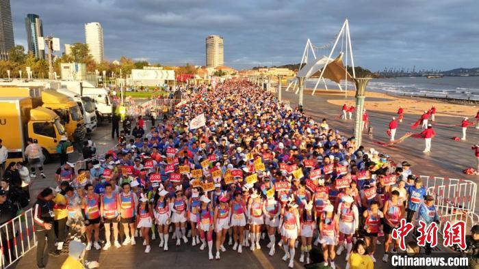 2024烟台马拉松鸣枪开跑 2万跑者共赏海滨风光