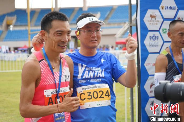 2024烟台马拉松鸣枪开跑 2万跑者共赏海滨风光