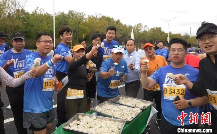 2024烟台马拉松鸣枪开跑 2万跑者共赏海滨风光