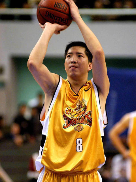 扣篮帝陈登星飞跃五人扣篮 张皓嘉空篮失手致广