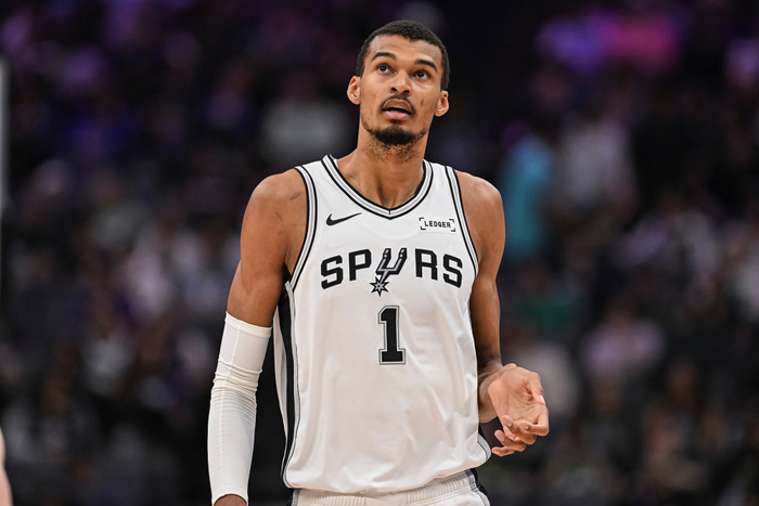 詹姆斯回归助推湖人跻身前四 骑士哈登加盟成东