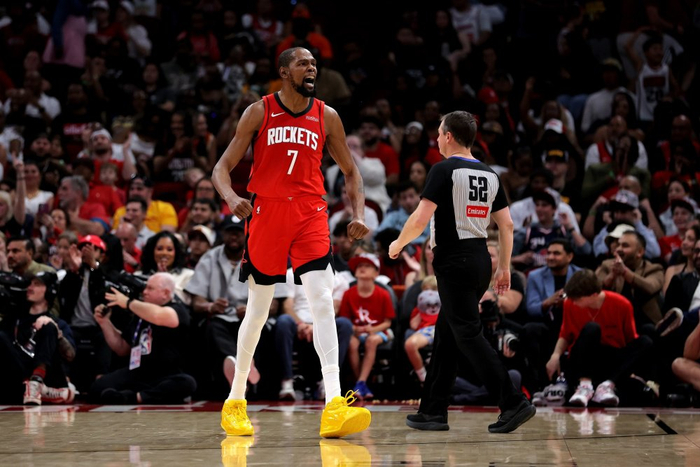 詹姆斯回归助推湖人跻身前四 骑士哈登加盟成东